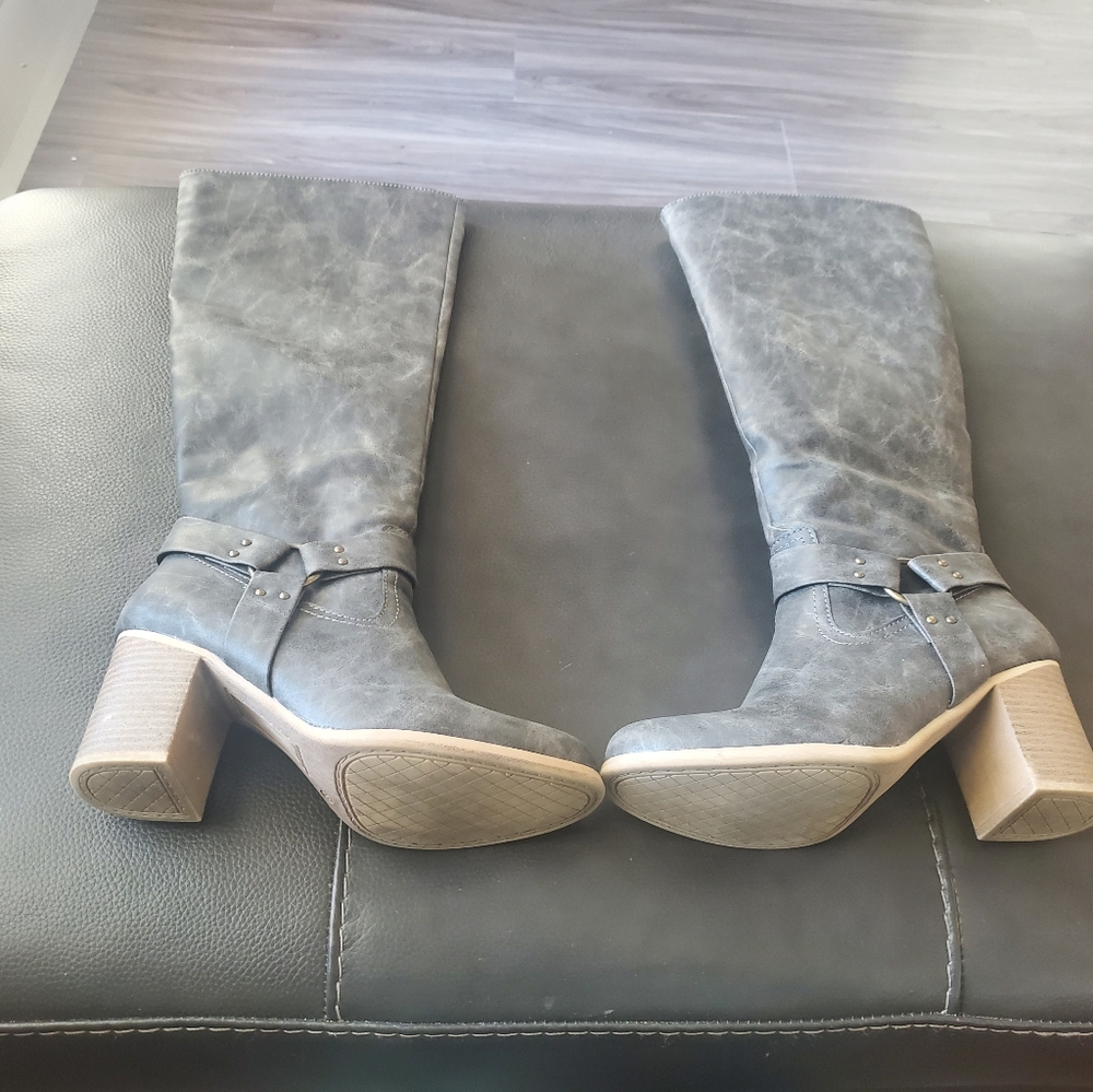 Boots - Picture 2 of 3